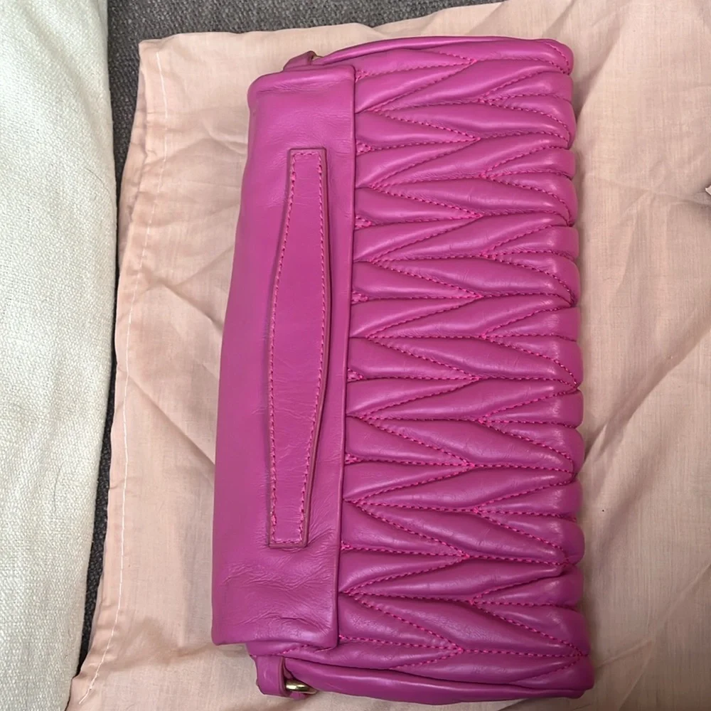 Miu Miu Pink Leather clutch bag with snap closure, zipped deep flap pocket. - Picture 3 of 14